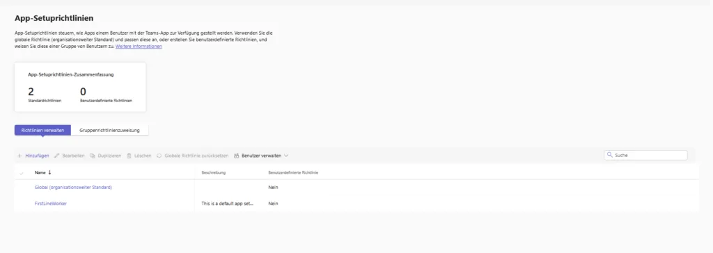 Übersicht der App-Setuprichtlinien im Teams Admin Center mit den Standardrichtlinien Global und FirstLineWorker.